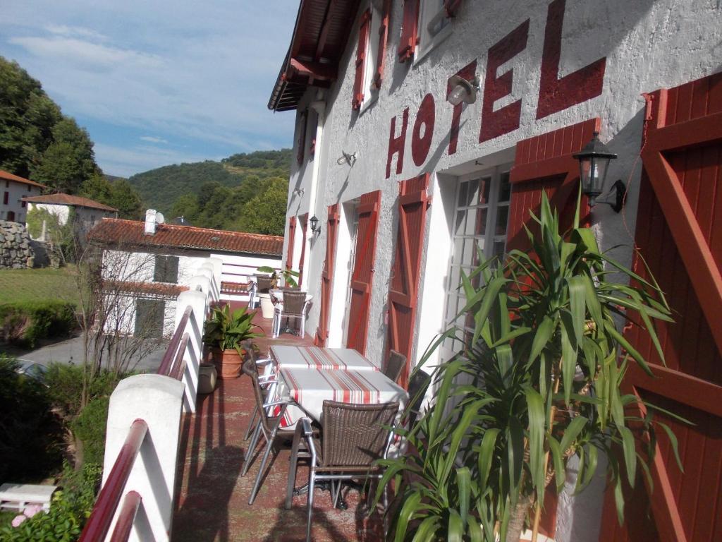 Hotel Le Clementenia Arnéguy Exterior photo